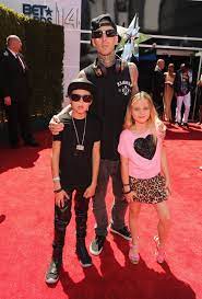 Travis barker 's daughter, alabama luella barker, thanked his new girlfriend, kourtney kardashian, for a sweet gift via her instagram stories on thursday, february 11. Travis Landon And Alabama Barker Alabama Barker Barker Travis Barker