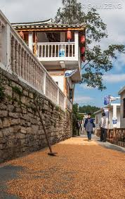 不必期待大道上的熙攘 面前小路上同样铺满着希望 早安 周五 心拥敬畏 羊肠便是康庄 house styles mansions home decor