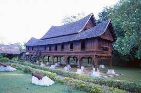 Ia mempunyai sifat reka bentuk atap yang bertingkat yang dialas daun rumbia. Lihat Pelbagai Cadangan Pelan Rumah Tradisional Negeri Sembilan Deko Rumah