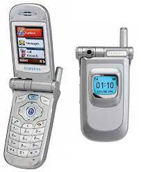 Samsung V200 Gsm Unlocked Phone PU: (unknown/no) Screen: 128x160 pixels  Camera: 0.1MP | No video recorder Battery: 720 mAh Storage: No card slot  Physical: 96g, 23mm thickness