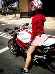 ボード mujeres y sus motos のピン