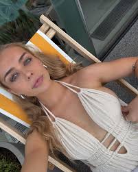 Are there local singles in 910 area?