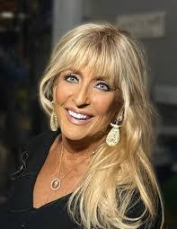 Lynette Robbins's Instagram, Twitter & Facebook