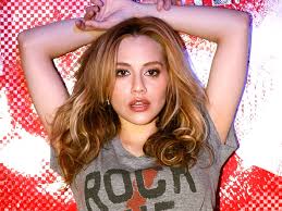 Not satisfied with coronor's ruling, father of actress submitted samples of his daughter's hair, blood and tissue for independent testing. Hd Wallpaper Brittany Murphy 4 Portrait Hair One Person Hairstyle Long Hair Wallpaper Flare