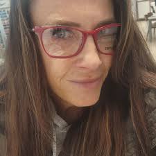 Do we like the red glasses?!