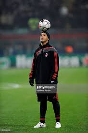 Ronaldinho Of Ac Milan Balances A Ball Upon His Head Ac Milan Milan Good Soccer Players