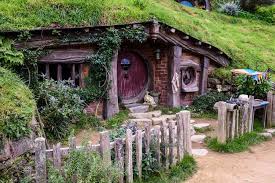 Évelyne adam dit que ses kerterres permettent de « bonifier » la terre autour de soi. Une Vraie Maison De Hobbit Ecologique Et Autosuffisante