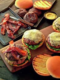 Problekeine hitze im weber grill mit pizzastein. Burger Grillen Leckeres Grill Rezept Von Weber Planungswelten