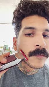 Estilo Beardstache: Pomada Vegana para Bigote Mexicano
