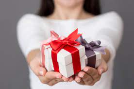 Buat kamu yang ingin memberikan sebuah hadiah puisi untuk ibu tepat di hari ibu, maka berikut ini kami sajikan kumpulan puisi ibu untuk hari ibu. 9 Hadiah Ulang Tahun Untuk Ibu Paling Unik Dan Paling Berkesan Mamikos Info