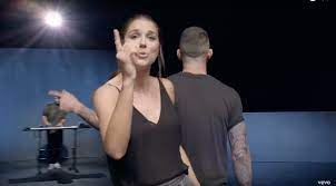 Y no precisamente de forma casual, pues la elección de los 26. Aly Raisman Danica Patrick Among Athlete Cameos In New Maroon 5 Video