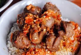 Kali ini makannya lebih spesial karena ditemani saus sambal jawara yang extra hot! 4 Nasi Bakso Mantap Yang Nikmatnya Bikin Melongo