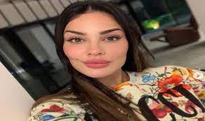 حيث يعتبر صالون زهرة للتجميل ملاذا للنساء الراغبات في تدليل أنفسهن، أو الهروب من متاعب الحياة، ولكن حدثا غير متوقع يربط مالكة الصالون بشاب يدعى أنس. Ø§Ù„ÙÙ†Ø§Ù†Ø© Ø§Ù„Ù„Ø¨Ù†Ø§Ù†ÙŠØ© Ù†Ø§Ø¯ÙŠÙ† Ù†Ø³ÙŠØ¨ Ù†Ø¬ÙŠÙ… Ù…Ø¹ Ù…Ø¹ØªØµÙ… Ø§Ù„Ù†Ù‡Ø§Ø± ÙÙŠ Ù…Ø³Ù„Ø³Ù„ ØµØ§Ù„ÙˆÙ† Ø²Ù‡Ø±Ø©