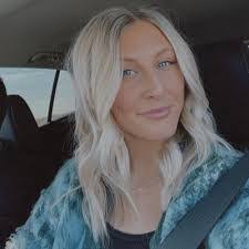 Andrea Niehaus's Instagram, Twitter & Facebook