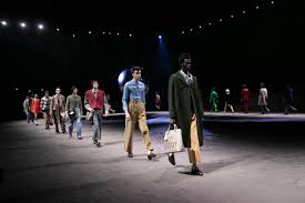Ha debuttato nella moda iniziando dalla. La Sfilata Milanese Di Gucci 5 Anni Di Alessandro Michele Artribune