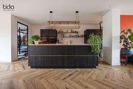 pvc visgraat met band en bies floorlife dark oak tida parket donkere keuken houten keuken visgraat vloer