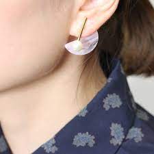 1 4ほど欠けた円グラフのような 不完全 なデザインのピアス アクリルパーツをキャッチとして装着すると 不完全 な円が浮かんでいるように見えるのが特徴です モードな中にも上品さと軽やかさも感じられるデザイン 組み合わせを変えて装着できるのも楽しい