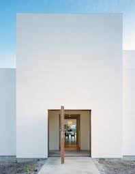 Encore Un Cube Blanc Tres Minimaliste Et Un Atypique Dispositif D Entree Avec Une Porte Pivotante Sup Minimalist Architecture Architecture Architecture House