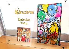 ダイソー セリアで買える 100均のガラス絵の具で作れるステンドグラス風ウェルカムボードが素敵すぎ のトップ画像 ガラス絵の具 ステンドグラス風 ステンドグラス 作り方