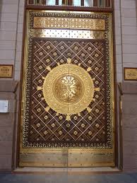 رؤية المسجد تدل على العبادة ورجل صالح، وتدل الصلاة على الهداية وصلاح الحال وقربه من الله بالطاعات والعبادات. Ø¨Ø§Ù„ÙÙŠØ¯ÙŠÙˆ Ù„Ø­Ø¸Ø© ÙØªØ­ Ø£Ø¨ÙˆØ§Ø¨ Ø§Ù„Ø­Ø±Ù… Ø§Ù„Ù†Ø¨ÙˆÙŠ Ù…Ù† Ø§Ù„Ø¯Ø§Ø®Ù„ ÙˆØªØ¯Ø§ÙØ¹ Ø§Ù„Ù…ØµÙ„ÙŠÙ† ÙÙƒØ± ÙˆÙÙ† Ø´Ø±Ù‚ ÙˆØºØ±Ø¨ Ø§Ù„Ø¨ÙŠØ§Ù†