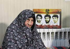 مادر شهیدان پالیزوانی به دیدار 3 فرزند شهیدش شتافت | خبرگزاری فارس