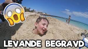 Du kan inte lita på någon för överallt är det låst alla vill tjäna stålar och ingen vill bli blåst jag vill inte bli levande begravd jag vill inte vara någons slav och du vill. Levande Begravd Youtube