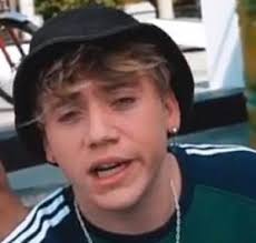 His music has topped argentine charts and been highly successful across ar. Paulo Londra Bio Net Worth Height Famous Births Deaths