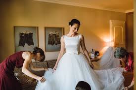 Sie können zwischen langen oder kurzen brautkleidern, strandhochzeitskleidern, brautkleidern in übergrößen. Hochzeit Im Bachmair Weissach Tegernsee Laura Elena Photography