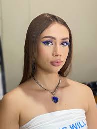 El enfoque principal en este maquillaje fueron los ojos con este delineado  azul 💙🦋