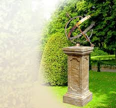 32 cm x 25 cm x 93 cm. Antike Sonnenuhren Fur Den Garten Aus Stein Und Bronze Historische Steinsonnenuhr Metallsonnenuhr Kaufen Wand Haus Alte Stein Aufstellen Sandstein Shop Verkauf Bestellen Hauswand Bilder Fotos