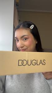 Si ya no puedes vivir sin estos productos y te los llevas allá donde vas,  esta es la beauty cápsula que necesitas para la vuelta a la rutina💅✨.  #douglasespaña #favourites #arianagrande #kyliecosmetics #