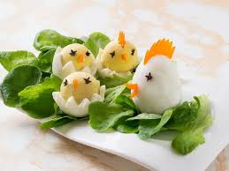 Wielkanocne jaja: kura i pisklaki z jajek na twardo - jak zrobić ...