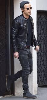 Justin Theroux With A Monochrome Fall Street Photo With A Gray Beanie Black Leather Jacket Black Best Leather Jackets Mens Fashion Casual What To Wear Tomorrow