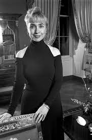 In 1998, the house of representatives impeached clinton on charges related to a sexual relationship he had with. Hillary Clinton Ese Icono De Estilo Inesperado