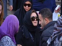 يحل المخرج والفنان حسام الحسيني، نجل الفنان مجدي الحسيني والفنانة نهال عنبر، ضيفا على برنامج كلام ستات المذاع على قناة on e، في تمام الساعة الرابعة والنصف مساءً، غدا الاثنين. Ø¨Ø§Ù„ØµÙˆØ± Ø§Ù†Ù‡ÙŠØ§Ø± Ù†Ù‡Ø§Ù„ Ø¹Ù†Ø¨Ø± ÙÙŠ Ø¬Ù†Ø§Ø²Ø© ÙˆØ§Ù„Ø¯Ù‡Ø§ Ù…ØµØ±Ø§ÙˆÙ‰