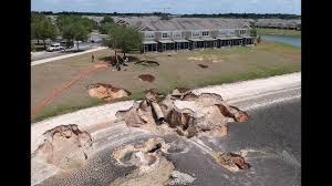 Florida registra cada año el mayor número de socavones en todo el país acorde con la cantidad de agua que inunda el pavimento. Se Hundira Mi Casa Preguntan Los Residentes De Un Vecindario En Florida