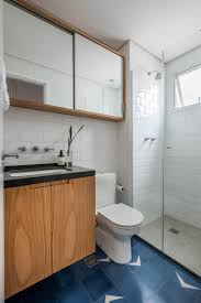 Banheiro De Apartamento Com Piso De Ladrilho Azul Escuro E Branco E Piso De Porcelanato No Box Rev Banheiro Pequeno Piso Para Banheiro Banheiro De Apartamento