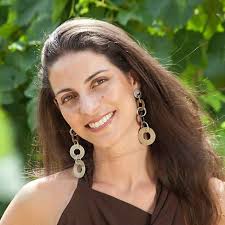 Dottoressa Anna Vietti: dalla farmacia al benessere, icona dell'acqua più  leggera d'Europa