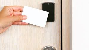 Memang, saat ini handle pintu kamar mandi tanpa kunci semakin diperhatikan demi menghadirkan nuansa yang menenangkan, tenang, dan mewah. Traveler Wajib Tahu Ini Cara Buka Pintu Kamar Hotel Menggunakan Kartu Tribunnews Com Mobile