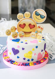 что подарить мальчику 9 лет на новый год 2019 Detskij Tort Dlya Devochki Ukrashennyj Smeshnymi Smajlikami Emodzi Nadpisyu I Serdechkami Pod Yarkimi Sedobnymi Smajlikami Skryvaetsya Nach Tort Detskij V 2019