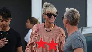 Laeticia hallyday de retour à paris et bien entourée : Laeticia Hallyday Se Balade Sans Soutien Gorge Dans Les Rues De Los Angeles La Veuve De Johnny Laisse Apparaitre Un Apercu De Son Intimite Photos