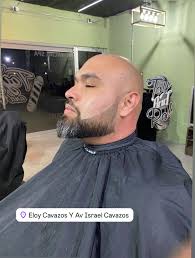 Quieres una barba bien definida? Ven a Toy and Rol Barber y deja que  nuestros expertos barberos te ayuden a lograr el look perfecto. Nuestros  servicios incluyen: Afeitado precisión Definición de barba