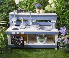 Heute geht ein kindheitstraum in erfüllung, denn diese matschküche aus paletten und obstkisten lässt kleine herzen höher schlagen. Matschkuche Aus Paletten Selber Bauen Globus Baumarkt