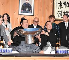 さて、照ノ富士には駿馬氏や照矢氏以外にも 早々たる面子が照ノ富士を援護射撃しています。 2015年夏場所での優勝決定戦では星が並んだ 照ノ富士の為に兄弟子日馬富士が白鵬との 対戦で意地を見せて勝利。 å¾³å‹é¾ãŒï½– å¦»ã‚‚é©šãã¨æ„Ÿè¬ã®æ¶™ è¦ªæ–¹ã®ãŠã‹ã' å¤§ç›¸æ'² æ—¥åˆŠã‚¹ãƒãƒ¼ãƒ„