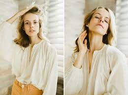 Create a natural light photography studio at home without the use of expensive studio gear, and take your own beautiful, studio style portraits. Alex Haze Studio Photography Fashion Photography Inspiration Female Portrait
