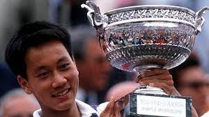 Vianney assure aussi bien sur scène que sur terre battue. Michael Chang Bat Edberg En Finale De Roland Garros 1989 Et Devient A 17 Ans Le Plus Jeune Vainqueur D Un Grand Chelem
