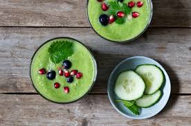 Die möhre und den ingwer schälen und in stücke schneiden. Rezept Sirtfood Green Smoothie Uloop Magazin