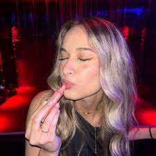 Julia Zanette (@juhzanette)