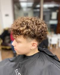 Męska trwała ondulacja to idealne rozwiązanie dla osób, które chcą dodać  swoim włosom objętości i naturalnego skrętu 🔥💇‍♂️. Loki nadają fryzurze  nowoczesny i dynamiczny wygląd, podkreślając indywidualny styl ✨. To  świetny wybór