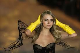 Cara delevingne'nin 2014 yılında victoria's secret defilesine katılmamasının nedeninin kendine yeterince iyi bakmaması. Cara Delevingne Stuns In A Bra And Blazer At Dior Homme Menswear Fall Winter 2020 2021 Show Photos Ibtimes India